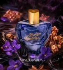 Imagen ambientada del perfume Lolita Lempicka 100 ML Mujer EDP con notas de Regaliz, Violeta, Anís, Praliné. - VALMARA