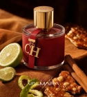Imagen ambientada del perfume Ch Carolina Herrera 100 ML Mujer EDT con notas de Gamuza, Praliné, Canela, Bergamota. - VALMARA