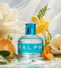 Imagen ambientada del perfume Ralph De Ralph Lauren 100 ML Mujer EDT con notas de Magnolia, Mandarina Italiana, Fresia Amaril... - VALMARA