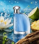 Imagen ambientada del perfume Nautica Blue 100 ML Hombre EDT con notas de Nenúfar, Bergamota, Piña, Cedro. - VALMARA