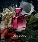 Imagen ambientada del perfume Ricci Ricci De Nina Ricci 80 ML Mujer EDP con notas de Nardo, Datura, Ruibarbo, Pachulí. - VALMARA