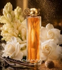 Imagen ambientada del perfume Organza Givenchy 100 ML Mujer EDP con notas de Nardo, Vainilla, Gardenia, Nuez Moscada. - VALMARA