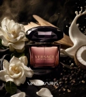 Imagen ambientada del perfume Crystal Noir Versace 90 ML Mujer EDT con notas de Gardenia, Sándalo, Coco, Pimienta. - VALMARA
