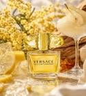 Imagen ambientada del perfume Yellow Diamond Versace 90 ML Mujer EDT con notas de Cidra Diamante, Mimosa, Sorbete De Pera, Am... - VALMARA