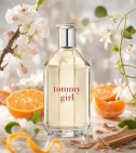 Imagen ambientada del perfume Tommy Girl De Tommy Hilfiger 100 ML Mujer EDT con notas de Flor De Manzano, Mandarina, Madresel... - VALMARA