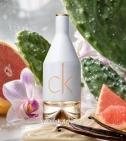 Imagen ambientada del perfume Ck In 2U De Calvin Klein 150 ML Mujer EDT con notas de Toronja, Cactus, Vainilla, Orquídea. - VALMARA