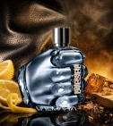 Imagen ambientada del perfume Diesel Only The Brave 125 ML Hombre EDT con notas de Cuero, Limón De Amalfi, Ámbar, Cedro. - VALMARA