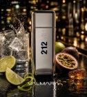 Imagen ambientada del perfume 212 Vip Men De Carolina Herrera 100 ML Hombre EDT con notas de Vodka, Lima, Maracuyá, Ámbar. - VALMARA