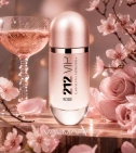 Imagen ambientada del perfume 212 Vip Rose De Carolina Herrera 80 ML Mujer EDP con notas de Champán Rosé, Flor De Durazno, Ro... - VALMARA