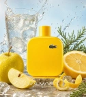 Imagen ambientada del perfume Lacoste L.12.12 Jaune Yellow 100 ML Hombre EDT con notas de Agua Tónica, Manzana Golden Delicio... - VALMARA