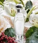 Imagen ambientada del perfume Pleasures De Estee Lauder 100 ML Mujer EDP con notas de Azucena, Peonía, Hojas De Violeta, Pimi... - VALMARA