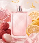 Imagen ambientada del perfume Burberry Brit Sheer 100 ML Mujer EDT con notas de Lichi, Yuzu, Peonía, Almizcle Blanco. - VALMARA