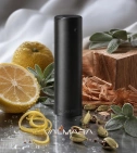 Imagen ambientada del perfume Emporio Armani Lui Giorgio Armani 100 ML Hombre EDT con notas de Yuzu, Cedro, Salvia, Cardamomo. - VALMARA