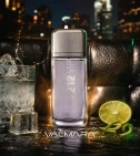 Imagen ambientada del perfume 212 Vip Men De Carolina Herrera 200 ML Hombre EDT con notas de Vodka, Cuero, Lima, Ámbar. - VALMARA