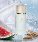 Imagen ambientada del perfume Kaaf de Ahmed Al Maghribi EDP 100 Ml con notas de Almizcle Blanco, Notas Marinas, Sandía, Sándalo. - VALMARA