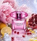 Imagen ambientada del perfume Versace Bright Crystal Absolu 90 ML Mujer EDP con notas de Peonía, Granada, Yuzu, Notas Acuáticas. - VALMARA