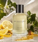 Imagen ambientada del perfume Burberry Weekend De Burberry 100 ML Hombre EDT con notas de Limón, Miel, Hiedra, Ámbar. - VALMARA