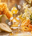 Imagen ambientada del perfume Honey De Marc Jacobs 100 ML Mujer EDP con notas de Miel, Pera, Mandarina, Madreselva. - VALMARA