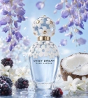 Imagen ambientada del perfume Daisy Dream De Marc Jacobs 100 ML Mujer EDT con notas de Glicinia, Jazmín, Mora, Agua De Coco. - VALMARA