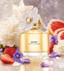 Imagen ambientada del perfume Daisy De Marc Jacobs 100 ML Mujer EDT con notas de Gardenia, Violeta, Fresa, Toronja Sanguina. - VALMARA