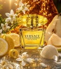 Imagen ambientada del perfume Yellow Diamond Intense Versace 90 ML Mujer EDP con notas de Cidra, Flor De Azahar, Pera, Ámbar. - VALMARA