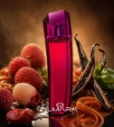 Imagen ambientada del perfume Escada Magnetism Escada 75 ML Mujer EDP con notas de Caramelo, Vainilla, Lichi, Albahaca. - VALMARA