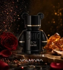 Imagen ambientada del perfume Chic Boy De Emper 100 ML EDP Hombre con notas de Pimienta Rosa, Sándalo, Rosa, Ámbar. - VALMARA