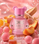 Imagen ambientada del perfume Chic Bubbly De Emper 100 ML EDP Mujer con notas de Chicle, Frutas Confitadas, Durazno, Cedro. - VALMARA