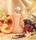Imagen ambientada del perfume Cassili De Parfums De Marly 75 ML EDP Mujer con notas de Durazno, Ciruela, Mimosa, Vainilla. - VALMARA