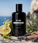 Imagen ambientada del perfume Italy 86 De Another Lab 90 ML EDP Unisex con notas de Bergamota, Romero, Lavanda, Cedro. - VALMARA