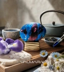 Imagen ambientada del perfume The Time The House of Oud 75 Ml EDP con notas de Té Azul, Iris, Manzanilla Azul, Cedro. - VALMARA
