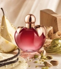 Imagen ambientada del perfume Nina De Nina Ricci 80 Ml EDP Mujer con notas de Pistacho, Pera, Vainilla, Sándalo. - VALMARA