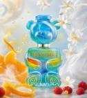 Imagen ambientada del perfume Toy 2 Yummy De Moschino 100 Ml EDP Mujer con notas de Mandarina, Jazmín, Almizcle, Frambuesa. - VALMARA