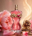 Imagen ambientada del perfume La Belle Rosea Jean Paul Gaultier 100 Ml EDP Mujer con notas de Notas Acuáticas, Peonía, Rosa, ... - VALMARA