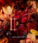 Imagen ambientada del perfume La Bomba Intensa Carolina Herrera 80 Ml EDP Mujer con notas de Bayas Silvestres, Orquídea, Ámba... - VALMARA