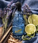 Imagen ambientada del perfume Blue Jeans Versace 75 ML Hombre EDT con notas de Lavanda, Bergamota, Vainilla, Cedro. - VALMARA