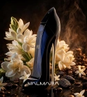 Imagen ambientada del perfume Good Girl Carolina Herrera 80 ML Mujer EDP con notas de Nardo, Haba Tonka, Café, Jazmín Sambac. - VALMARA