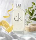 Imagen ambientada del perfume Ck One De Calvin Klein 200 ML Unisex EDT con notas de Limón, Té Verde, Almizcle, Cedro. - VALMARA