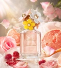 Imagen ambientada del perfume Daisy Eau So Fresh De Marc Jacobs 125 ML Mujer EDT con notas de Frambuesa, Toronja, Rosa, Almiz... - VALMARA