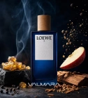 Imagen ambientada del perfume Loewe 7 De Loewe 100 ML Hombre EDT con notas de Incienso, Pimienta, Cedro, Manzana Roja. - VALMARA