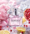 Imagen ambientada del perfume Versace Bright Crystal Versace 90 ML Mujer EDT con notas de Peonía, Yuzu, Granada, Acorde De Hi... - VALMARA
