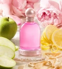Imagen ambientada del perfume Halloween Kiss Sexy 100 ML Mujer EDT con notas de Manzana Granny Smith, Peonía, Limón De Amalfi... - VALMARA
