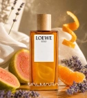 Imagen ambientada del perfume Solo Loewe De Loewe 100 ML Hombre EDT con notas de Guayaba, Mandarina, Almizcle, Lavanda. - VALMARA
