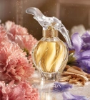 Imagen ambientada del perfume L'air Du Temps De Nina Ricci 100 ML Mujer EDT con notas de Clavel, Iris, Aldehídos, Sándalo. - VALMARA