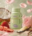 Imagen ambientada del perfume Odyssey French Kiss Armaf 100 ML EDP Mujer con notas de Fresa, Coco, Rosa, Vainilla. - VALMARA