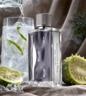 Imagen ambientada del perfume First Instinct Abercrombie & Fitch 100 ML Hombre EDT con notas de Agua Tónica, Melón, Ginebra, ... - VALMARA