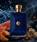 Imagen ambientada del perfume Dylan Blue De Versace 200 ML Hombre EDT con notas de Notas Acuáticas, Toronja, Ambroxan, Incienso. - VALMARA