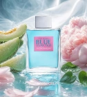 Imagen ambientada del perfume Blue Seduction De Antonio Banderas 200 ML Mujer EDT con notas de Melón, Peonía, Hojas De Violet... - VALMARA