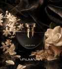 Imagen ambientada del perfume Splendida Jasmin Noir Bvlgari 100 ML Mujer EDP con notas de Jazmín, Sándalo, Gardenia, Cachemira. - VALMARA
