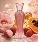 Imagen ambientada del perfume Rosé Rush De Paris Hilton 100 ML Mujer EDP con notas de Pétalos De Rosa, Lichi, Papaya, Ámbar. - VALMARA